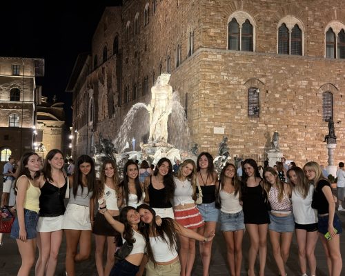 girls in piazza at night